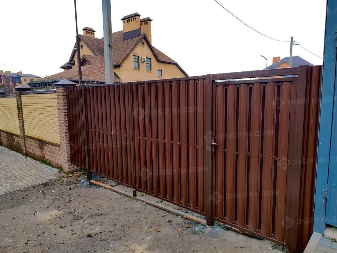Ворота с калиткой для частного дома и дачи  в Солнечногорске
